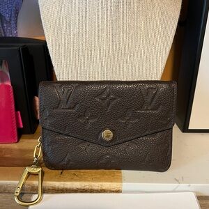 $500 🅿️🅿️ LOUIS VUITTON 
Empreinte Key Pouch